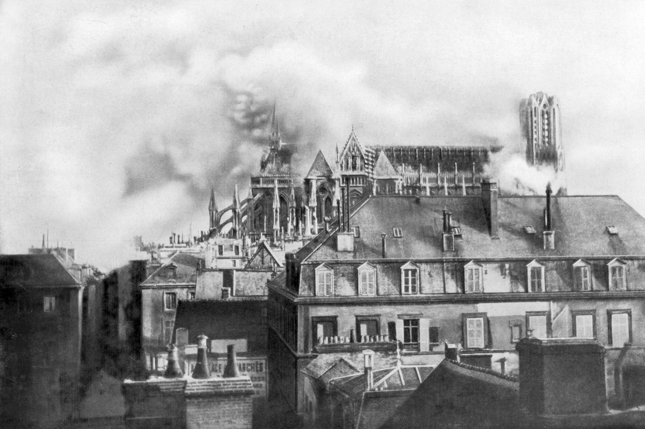 Kathedrale von Reims in Brand durch deutschen Beschuss, Frankreich, 1914 von Unbekannt