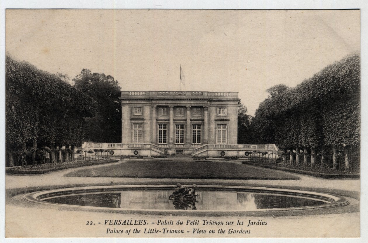 Schloss Versailles: Außenansicht des Palastes des Peer Trianon in den Gärten - Postkarte Ende 19. Anfang 20. Jahrhundert von Unbekannt