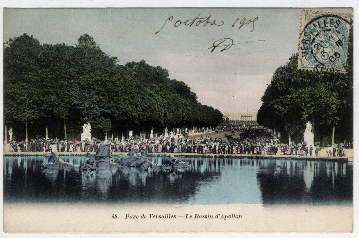 Schloss Versailles: Besucher vor dem Apollobecken im Park - Postkarte datiert 1905 von Unbekannt