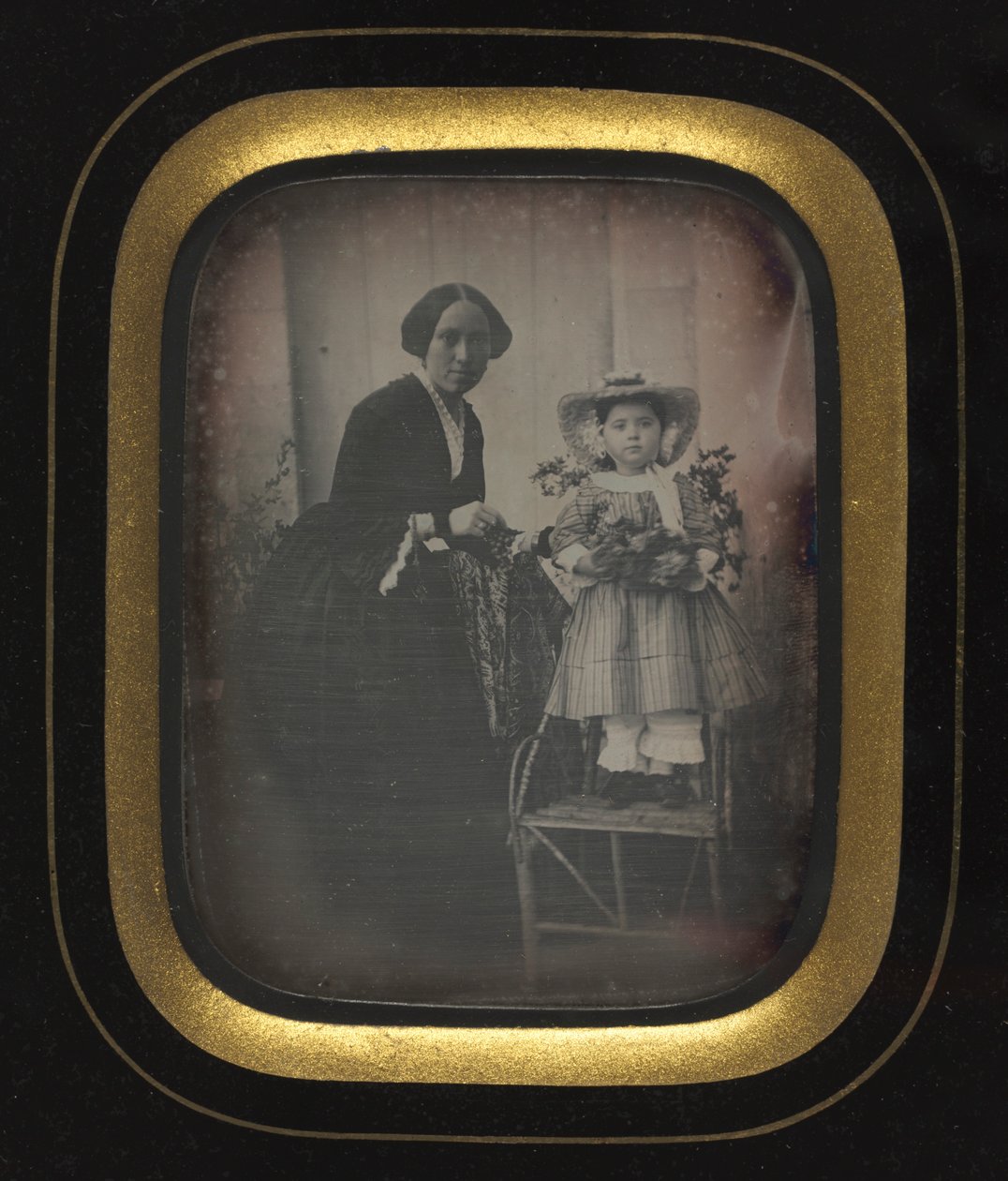 Kind auf einem Stuhl stehend und Blumen haltend, mit Mutter, um 1855 von Unbekannt
