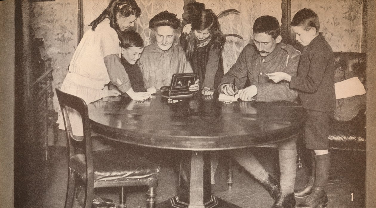Kinder leeren ihre Sparbüchsen, um in Kriegsanleihen zu investieren, ca. 1917, 1935 von Unbekannt