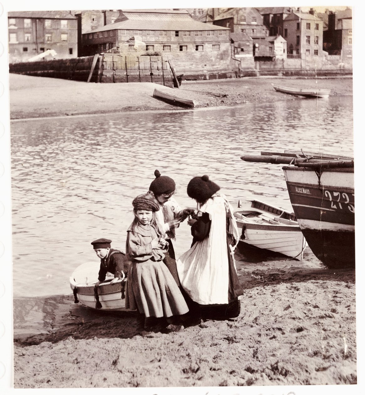 Kinder spielen am Wasser, Whitby Hafen, um 1905 von Unbekannt