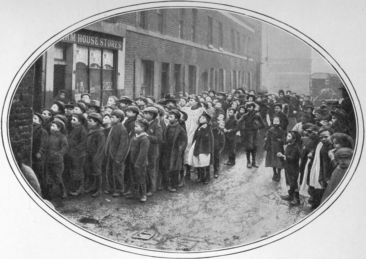 Kinder warten auf kostenlose Mahlzeiten, London, um 1900-1901 von Unbekannt