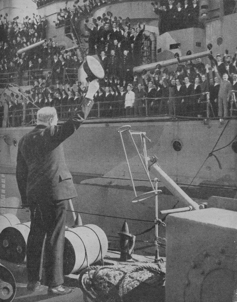 Churchill antwortet auf den Jubel der Besatzung der HMS Prince of Wales, 1941 von Unbekannt