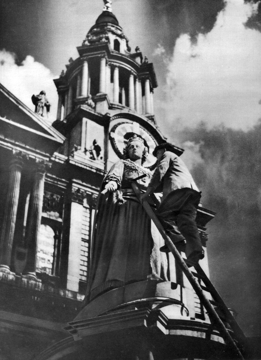 Reinigung der Statue von Königin Anne im Rahmen der Silberjubiläumsfeierlichkeiten von König George V., 1935 von Unbekannt