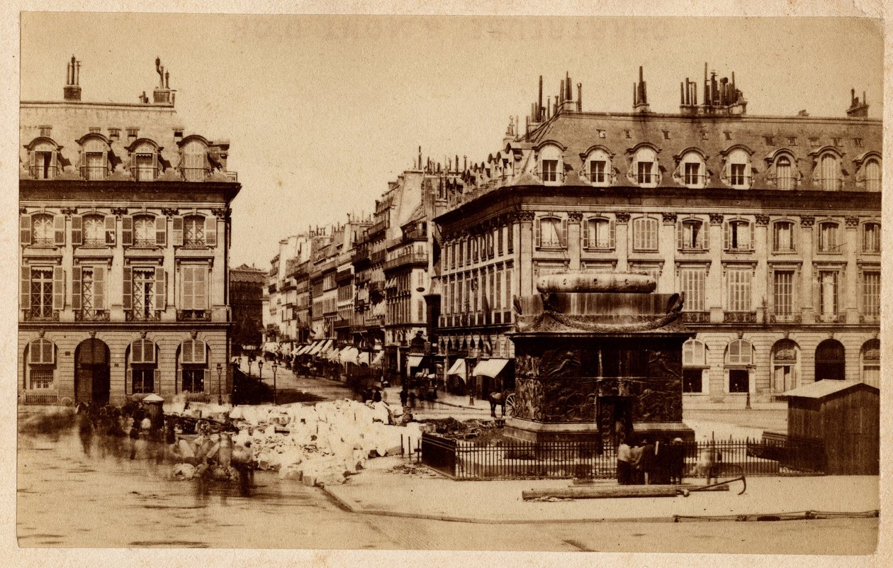 Kommune von Paris (1871) gesehen vom Place Vendôme mit der zerstörten Säule. Fotografie. von Unbekannt