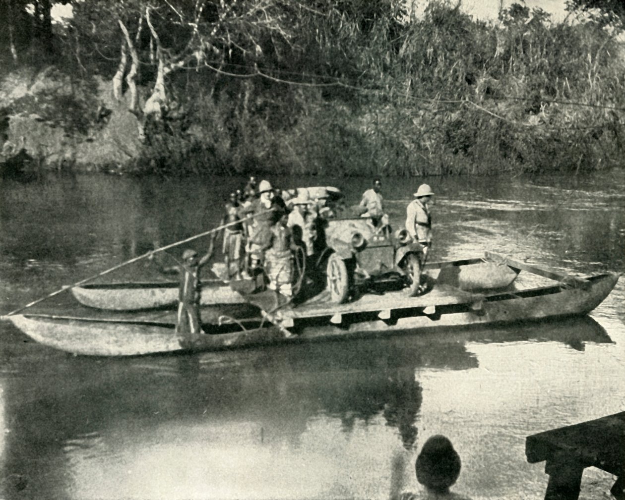 Transport von Motorfahrzeugen über den Mbaka-Fluss, Deutsch-Ostafrika, 1919 von Unbekannt