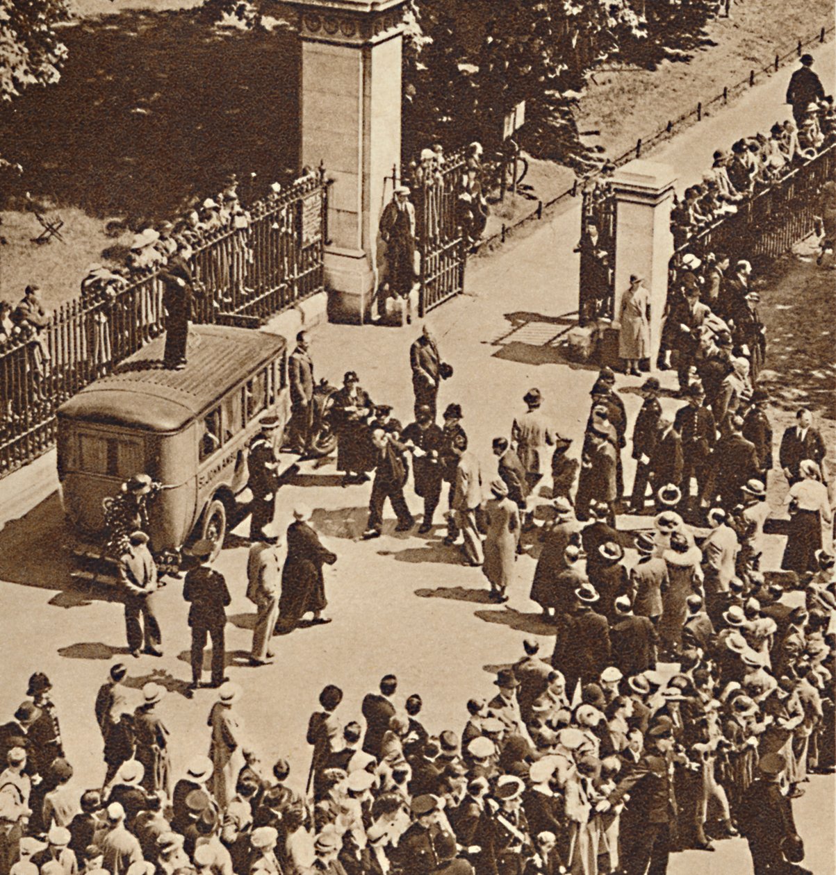 Menschenmenge beobachtet den verhafteten Mann, der zum Polizeiwagen gebracht wird, 1937 von Unbekannt