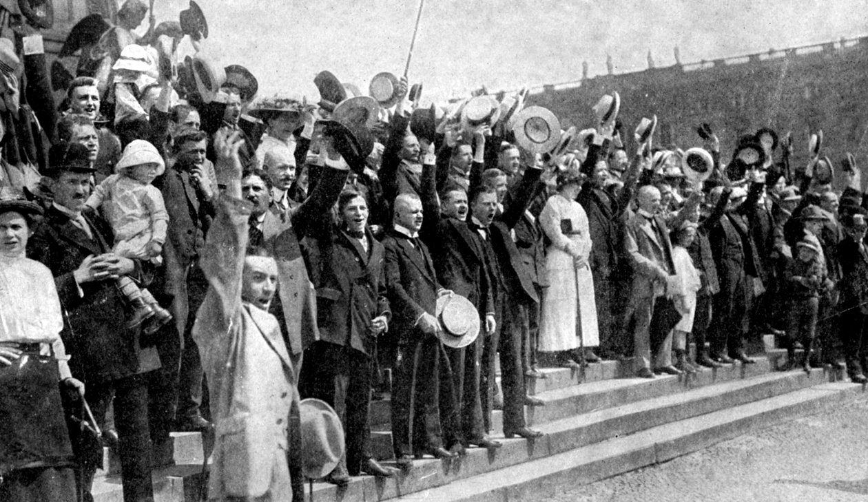 Jubelnde Menschenmengen während des Ausbruchs der Feindseligkeiten, Kriegsfieber in Deutschland, Erster Weltkrieg, 1914 von Unbekannt