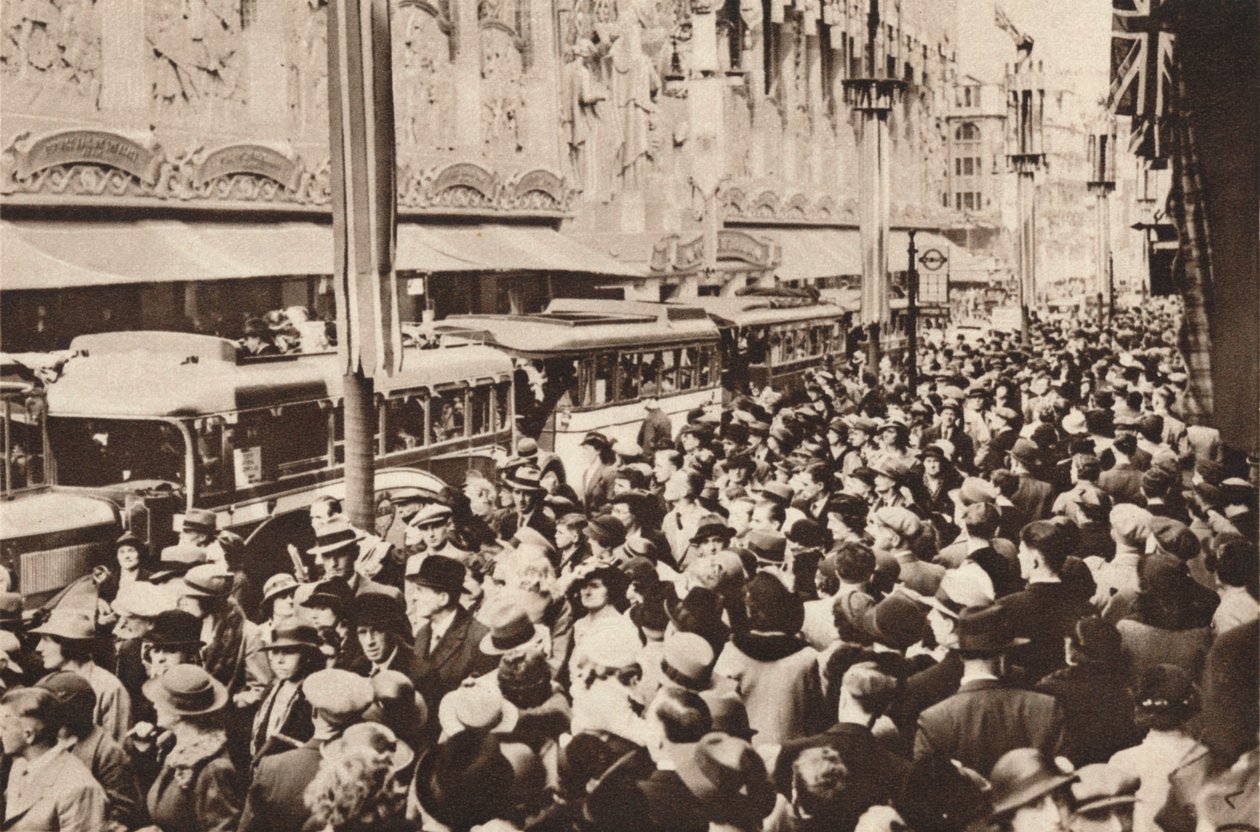 Menschenmengen auf der Oxford Street während des Feiertags nach der Krönung von König Georg VI., 1937 von Unbekannt