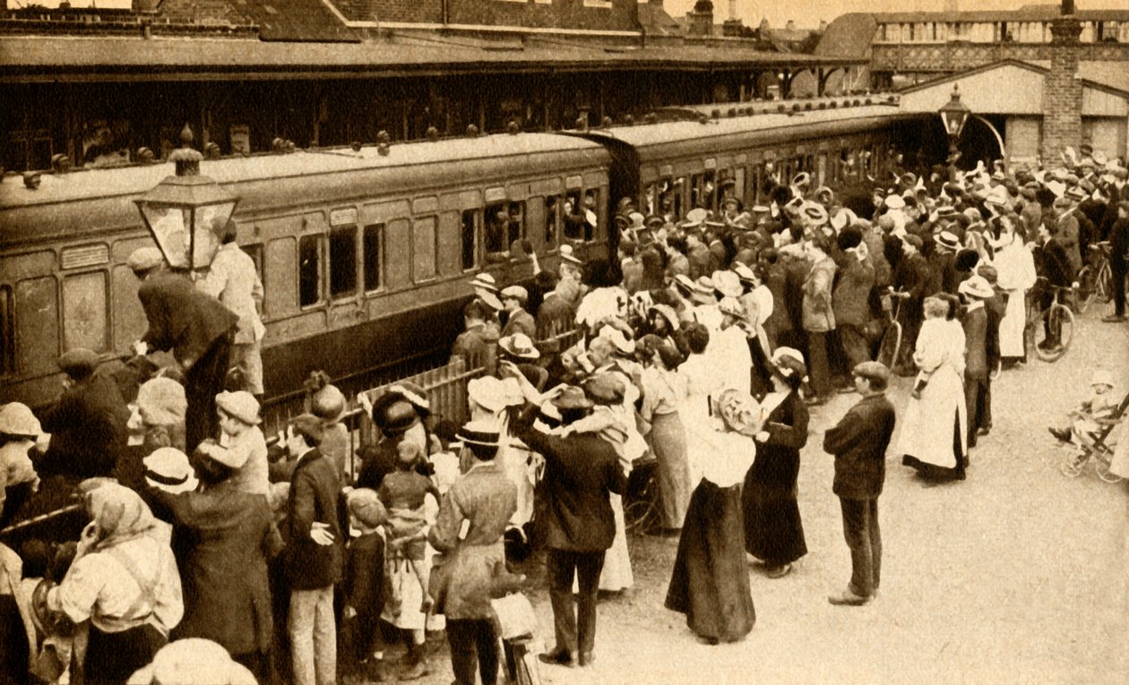 Menschenmengen winken Truppen zu, die in den Ersten Weltkrieg ziehen, Großbritannien, 1914, 1933 von Unbekannt