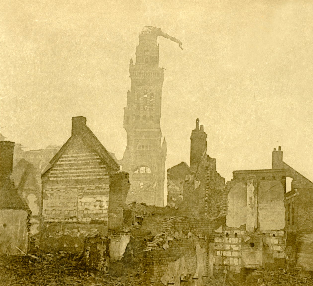 Beschädigte Spitze von Notre-Dame de Brebières, Albert, Nordfrankreich, um 1915-1918 von Unbekannt