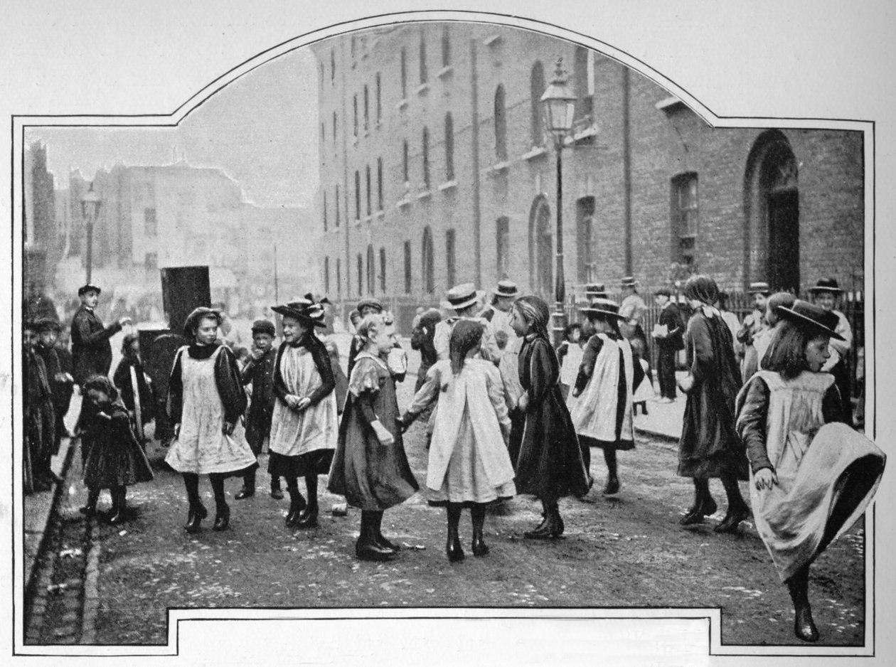 Tanzen zu einer Straßenorgel, London, um 1901 von Unbekannt