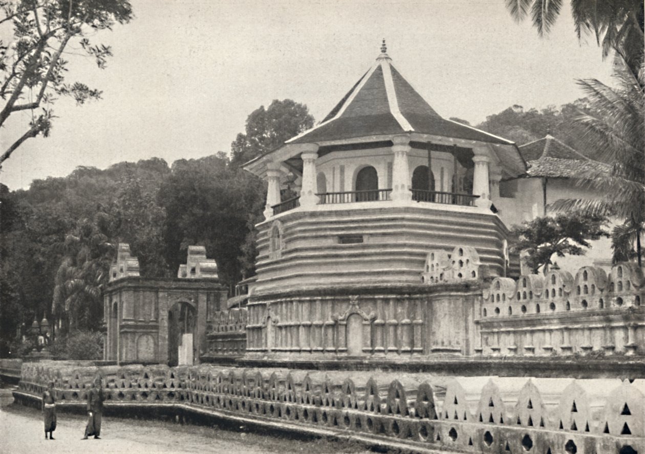 Der Tempel des Heiligen Zahnes Buddhas in Kandy, 1926 von Unbekannt