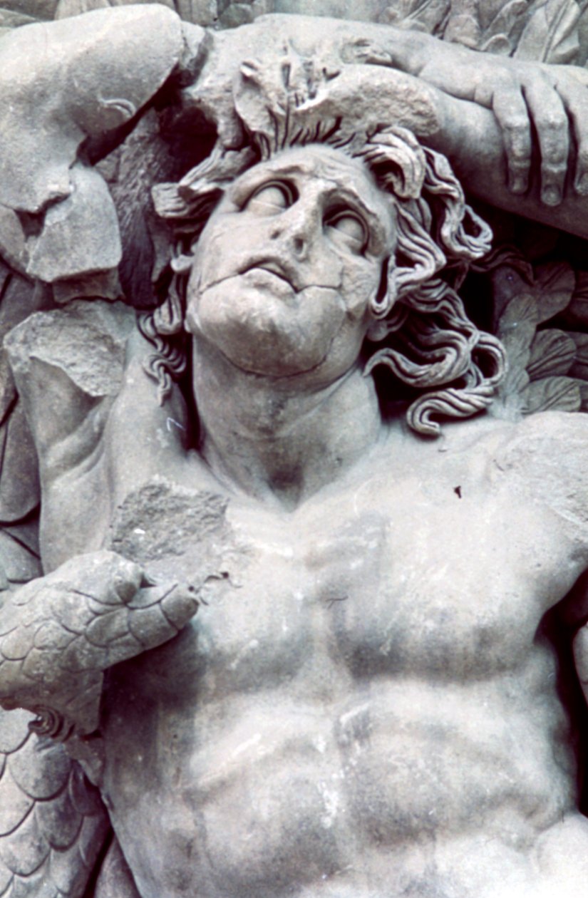 Detail vom Großen Fries des Pergamonaltars, 180-159 v. Chr. von Unbekannt