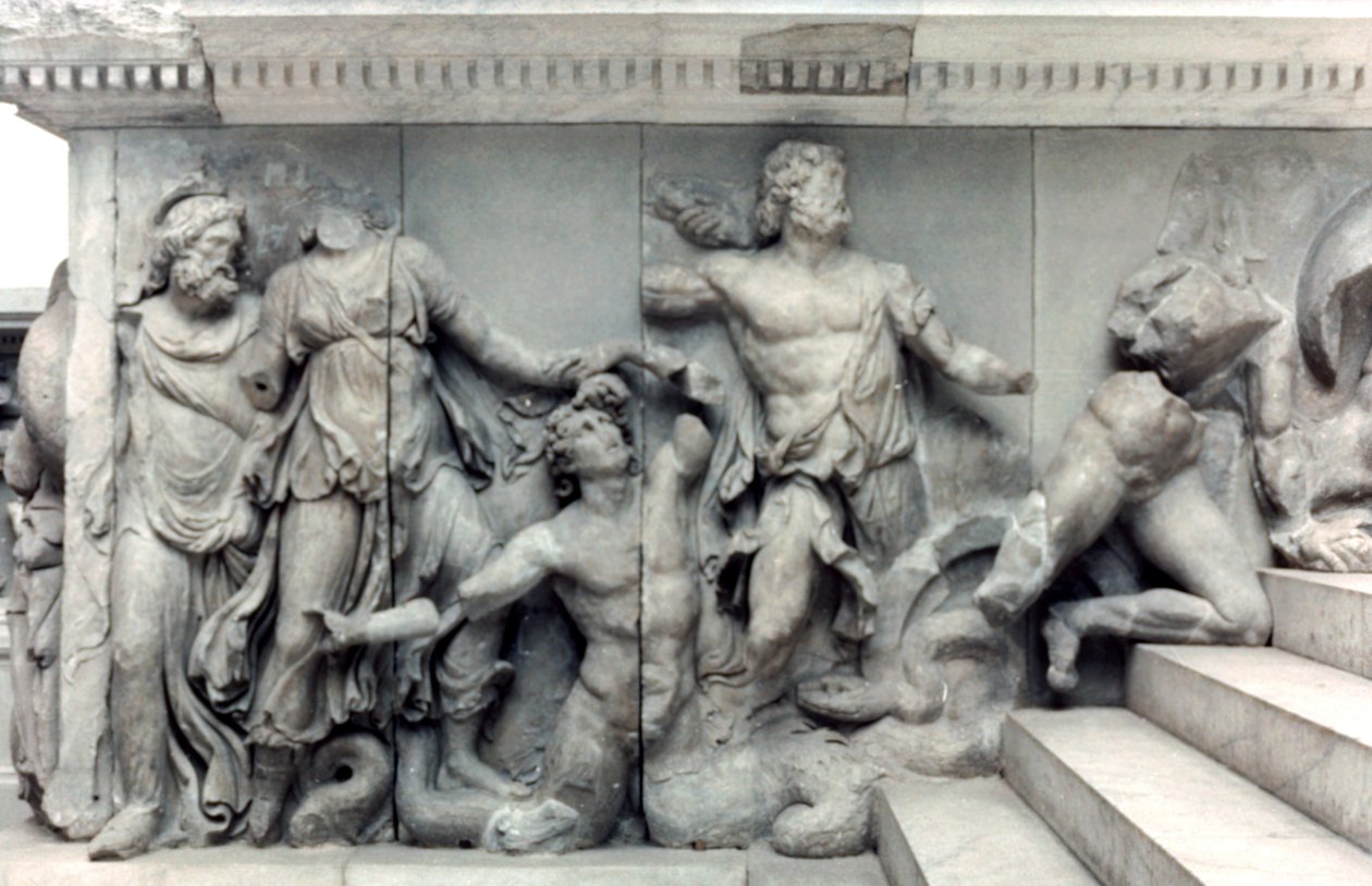 Detail vom Großen Fries des Pergamonaltars, 180-159 v. Chr. von Unbekannt