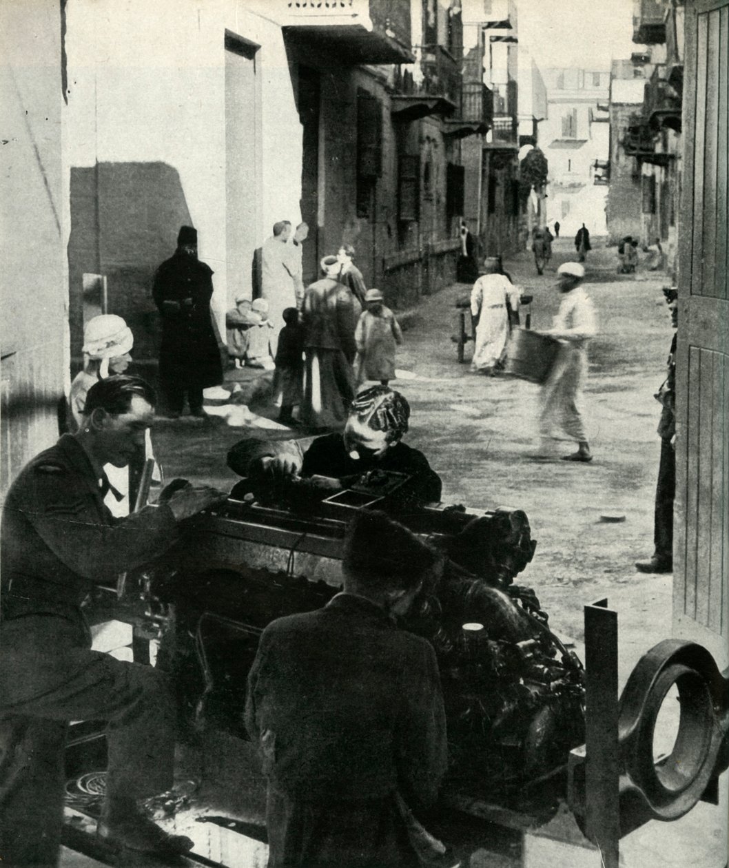 Verstreut in den Hinterstraßen von Kairo ist eine ganze kleine Industrie, 1942-1943 von Unbekannt