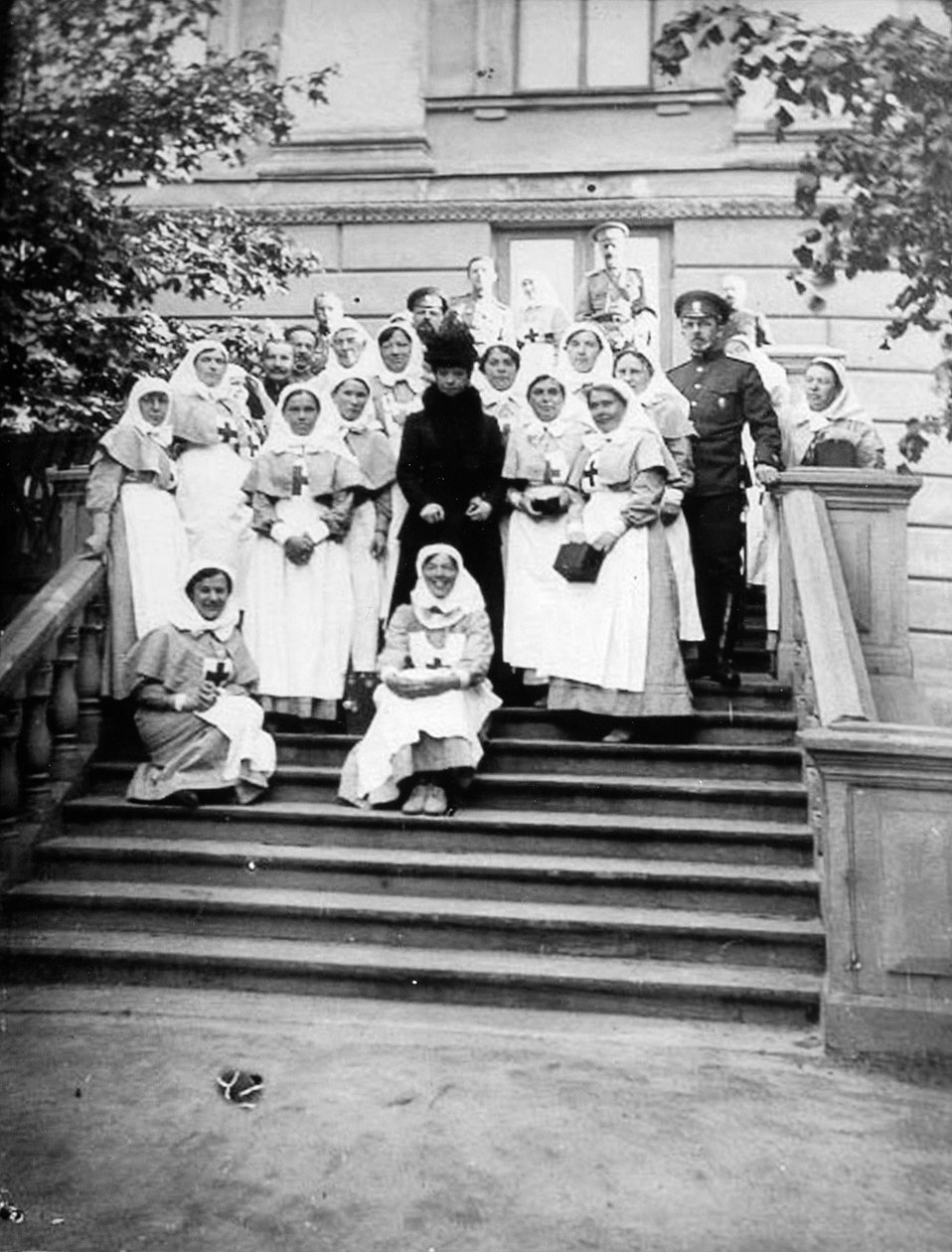 Kaiserinwitwe Maria Feodorovna von Russland mit Krankenschwestern vor einem Krankenhaus, Russland, 1916 von Unbekannt