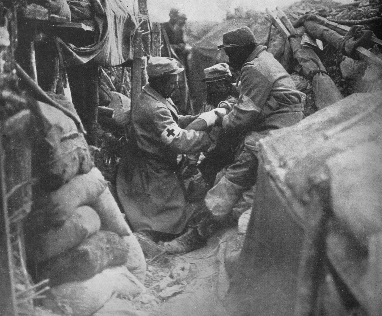 Erste Hilfe für einen Verwundeten in einem der französischen Schützengräben, 1915 von Unbekannt