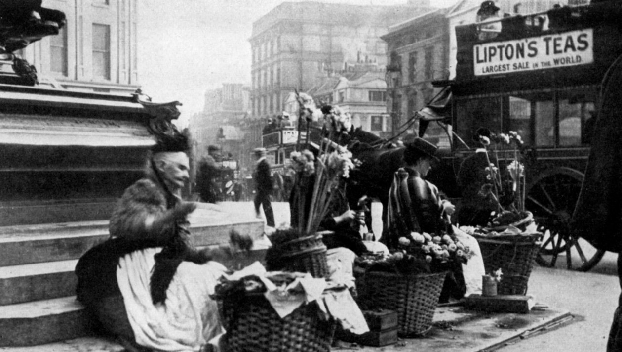 Blumenverkäufer am Piccadilly Circus, London, 1901-1951 von Unbekannt