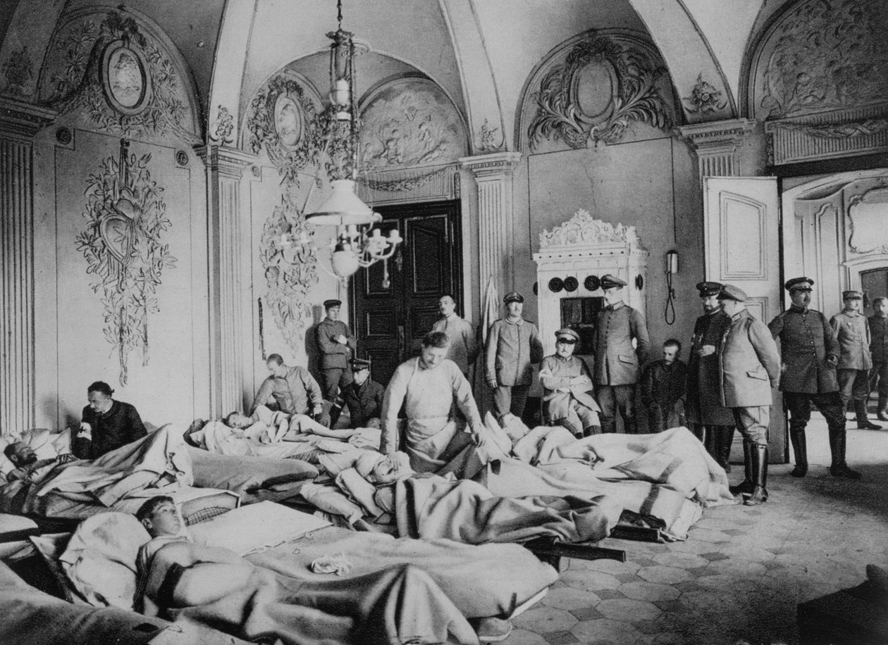 Französische und deutsche Verwundete in einem Schloss in Frankreich, Erster Weltkrieg, 1915 von Unbekannt