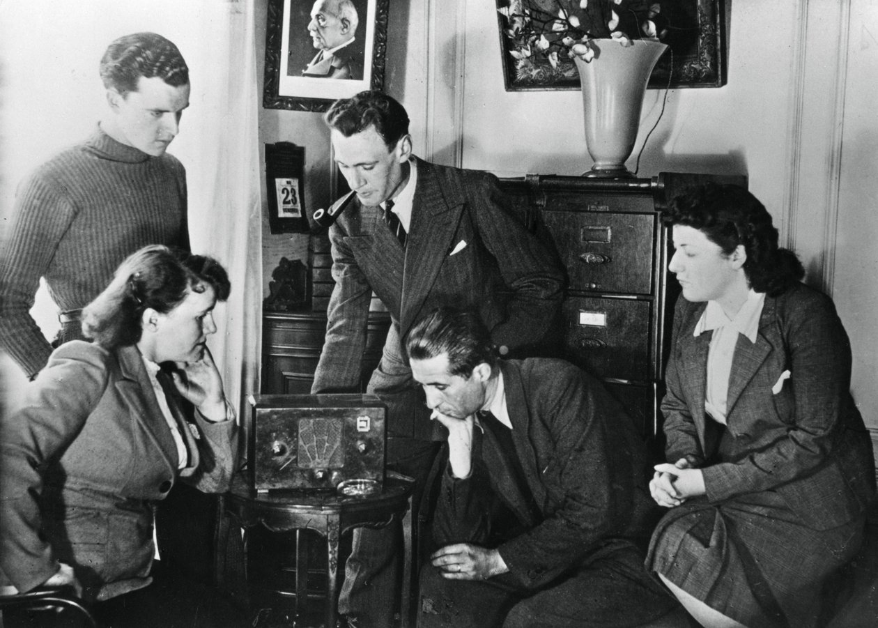 Französische Bürger hören eine Sendung von Vichy-Vizepremier Admiral Darlan von Unbekannt