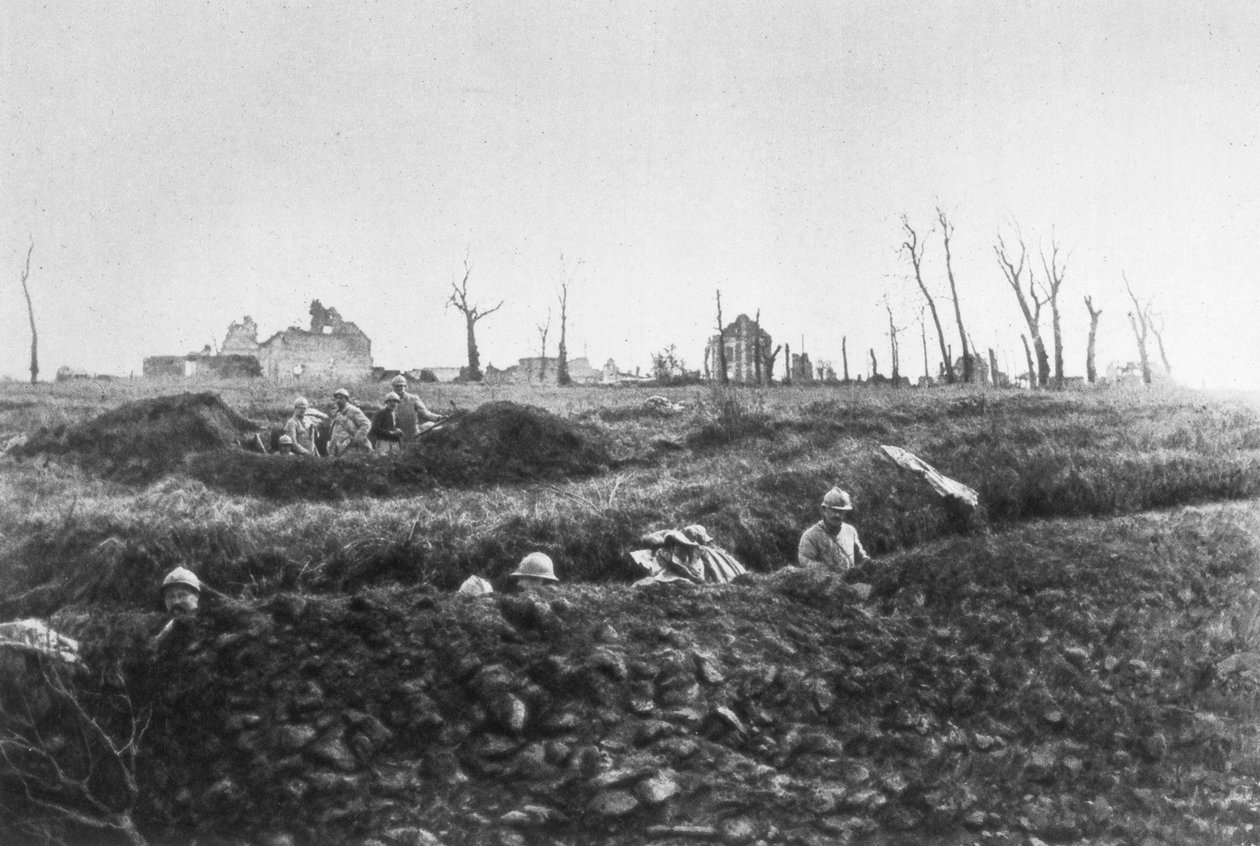 Französische Infanterie errichtet Rückzugsstellungen vor einem zerstörten Bauernhof, Picardie, Frankreich, 1918 von Unbekannt