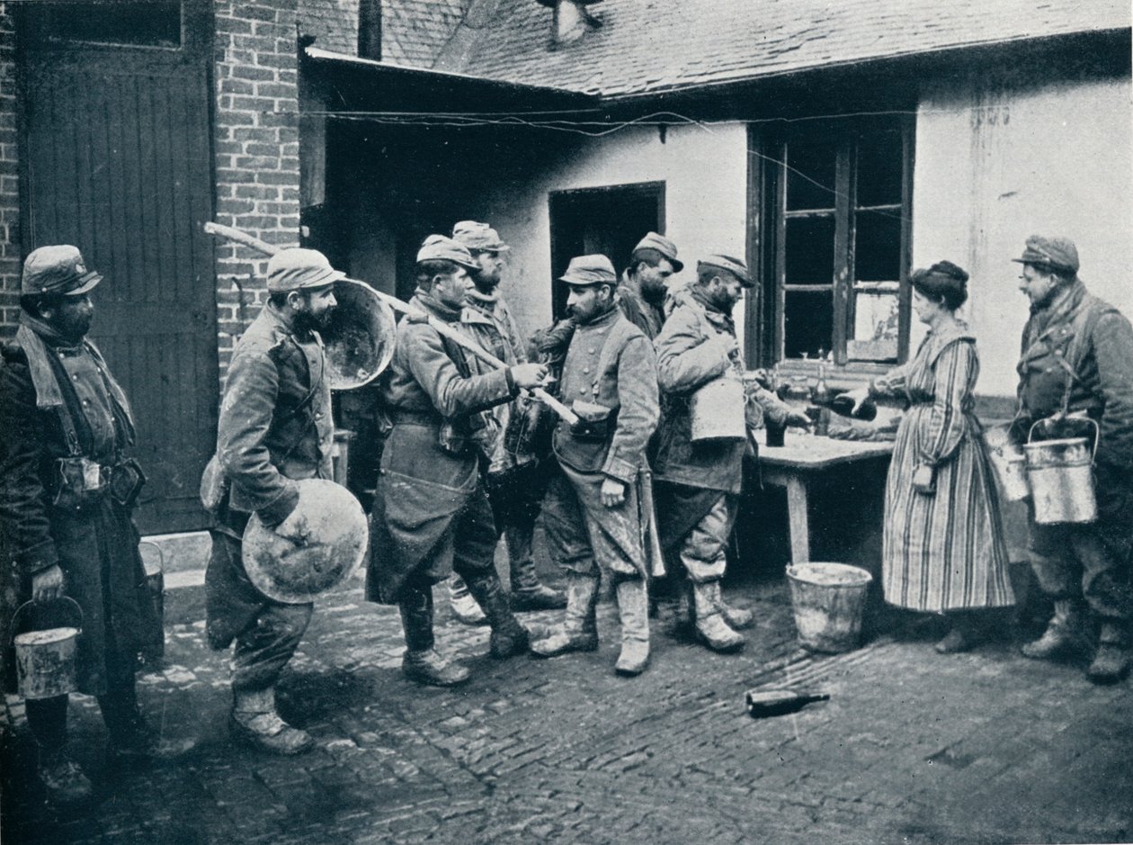 Französische Soldaten kehren aus den Schützengräben zurück und machen eine Pause zur Erfrischung, ca. 1914 von Unbekannt