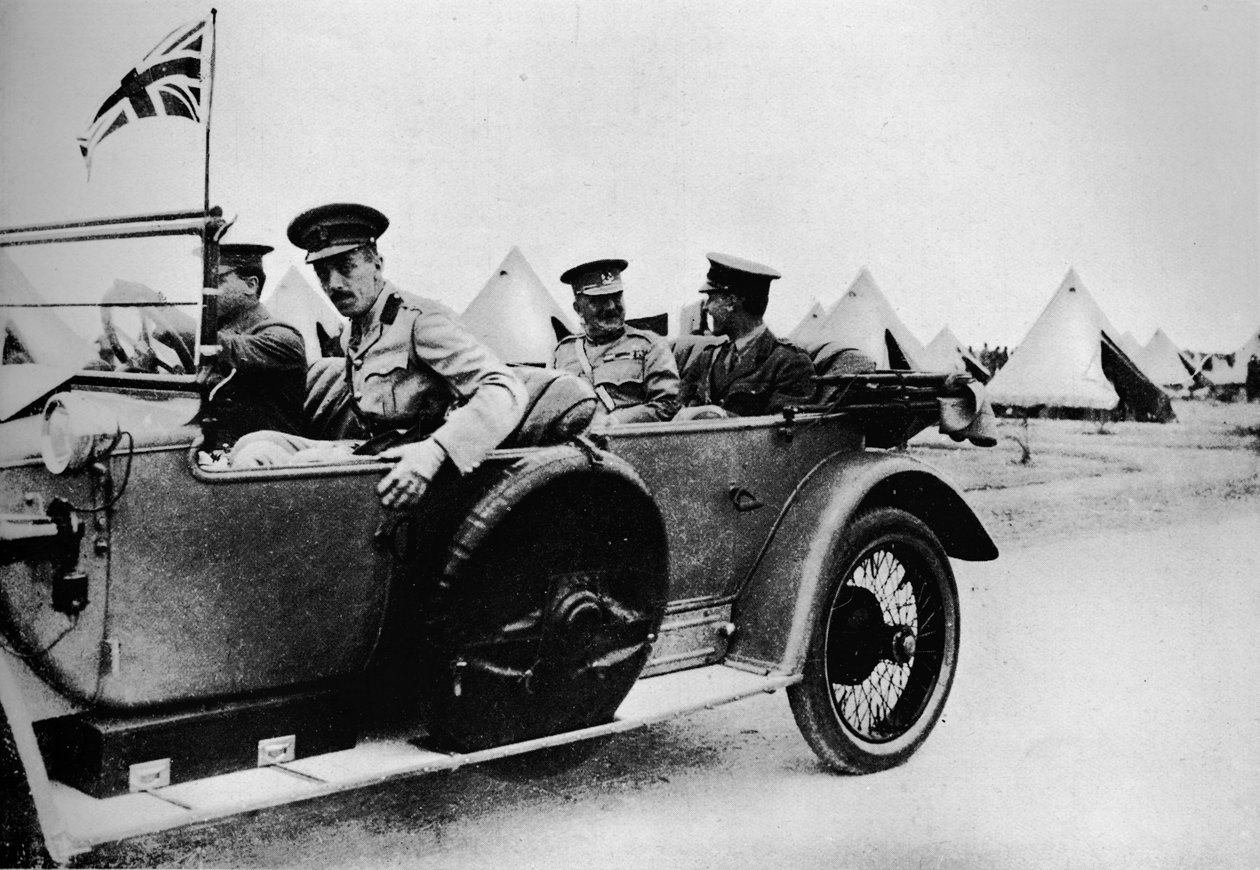 General Sir John Maxwell, Kommandeur der ägyptischen Truppen, fährt durch eines der Lager, 1915 von Unbekannt