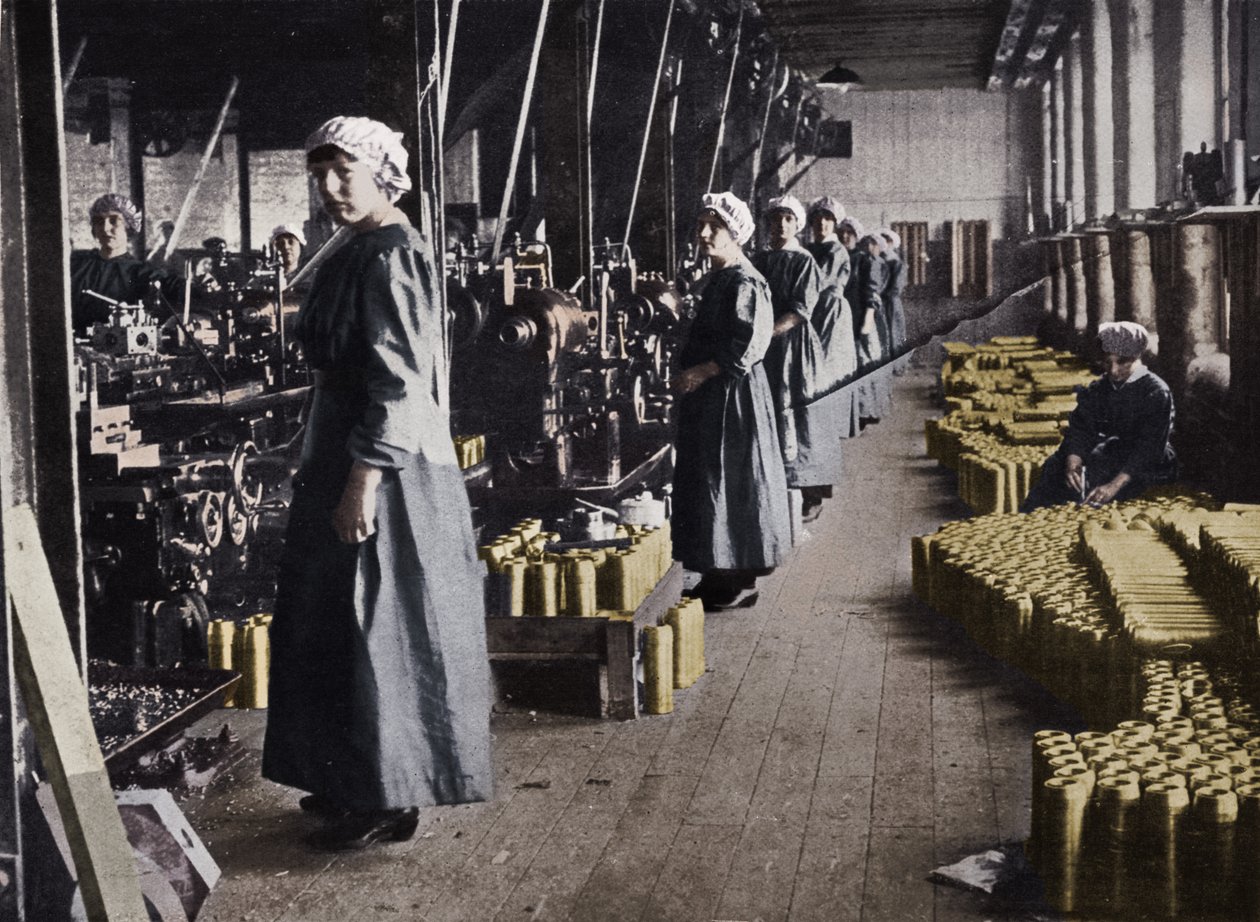 Mädchenarbeiterinnen in einer Munitionsfabrik, 1915 von Unbekannt