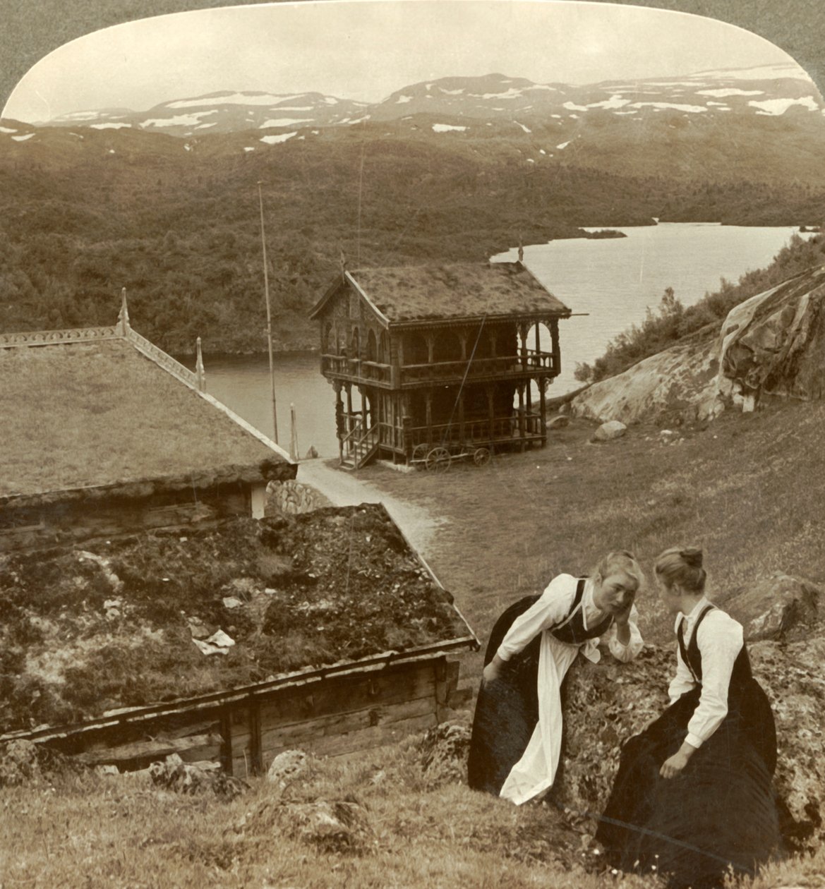 Klatsch in einem Gasthaus am Wegesrand in Botten, mit Blick auf den Voxli-See - Blick auf die Haukeli-Berge, Norwegen von Unbekannt