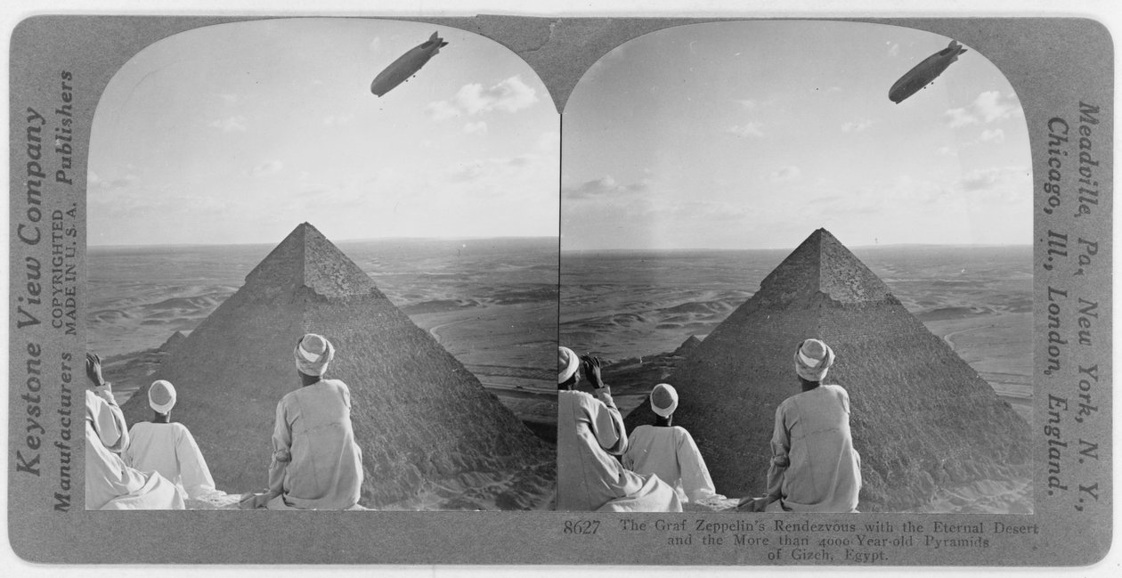 Graf Zeppelin über den Pyramiden von Gizeh, ca. 1930 von Unbekannt