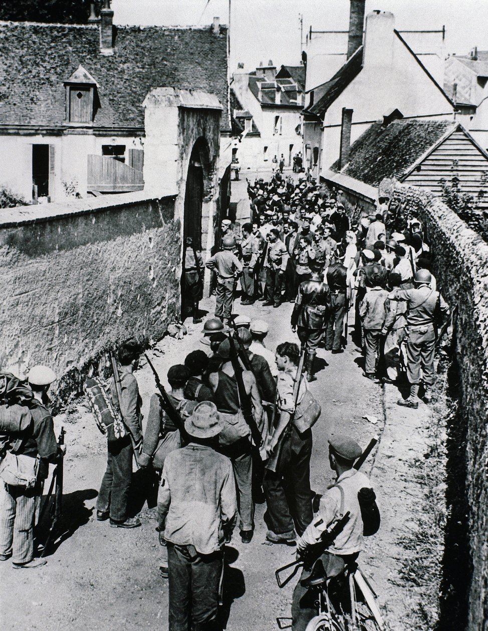 Gruppen französischer Widerstandskämpfer warten auf die Verteilung von Waffen in einem Haus, Juli 1944 von Unbekannt