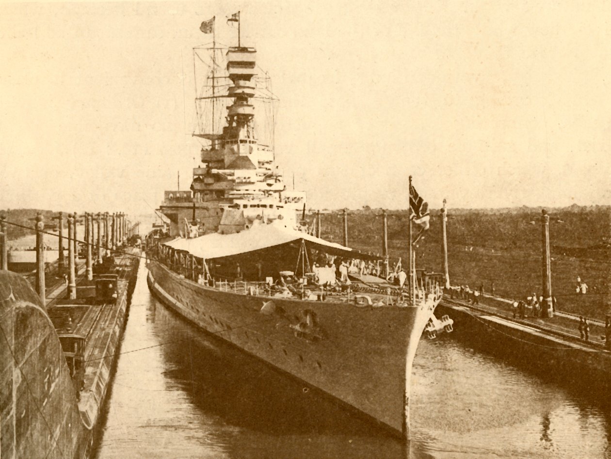 H.M.S. Renown passiert den Panamakanal mit dem Herzog und der Herzogin von York an Bord, ca. 1930 von Unbekannt
