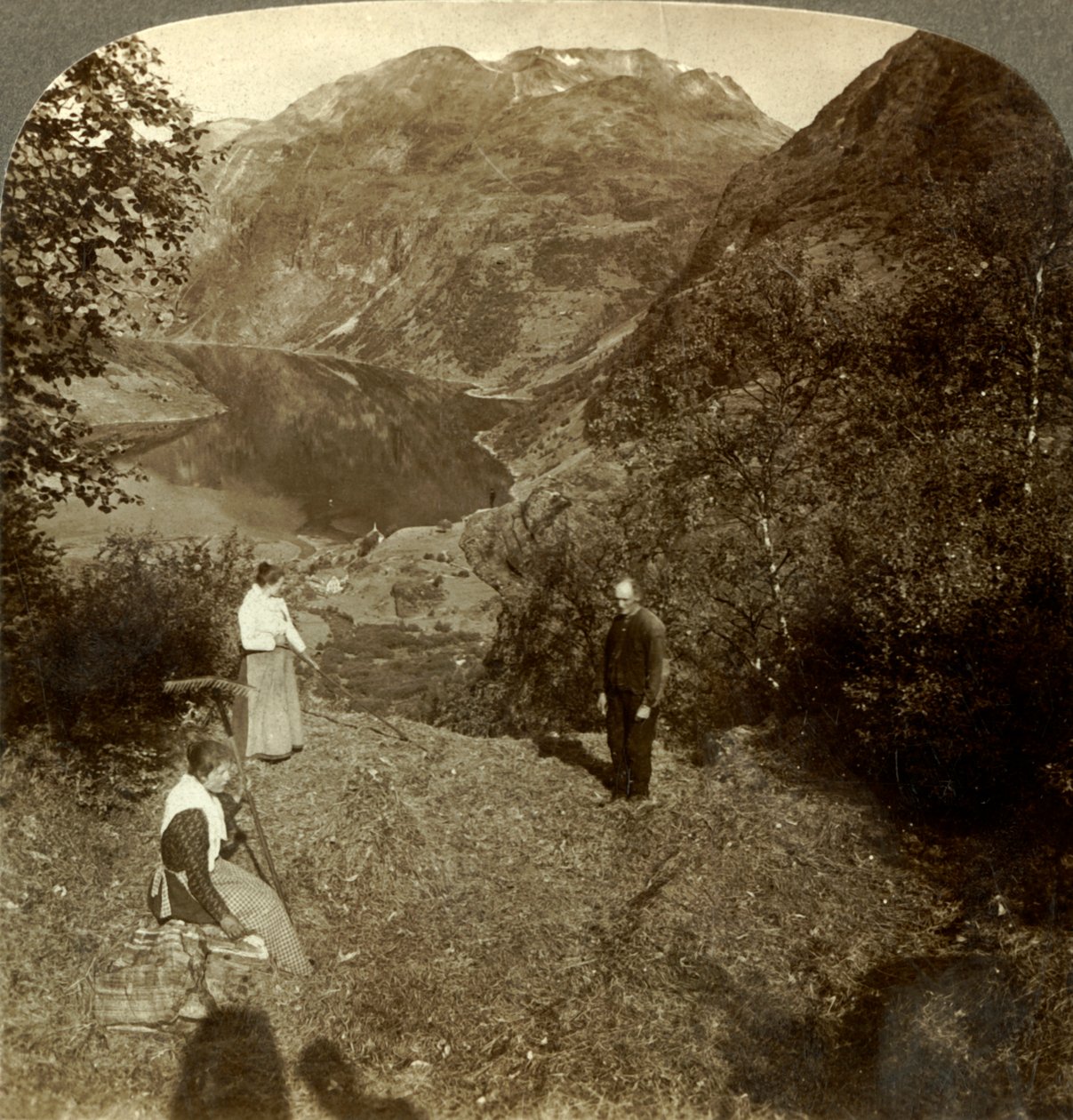 Heuernte auf einem Bergplateau hoch über dem Dorf Marok und dem spiegelklaren Geirangerfjord, Norwegen, um 1905 von Unbekannt