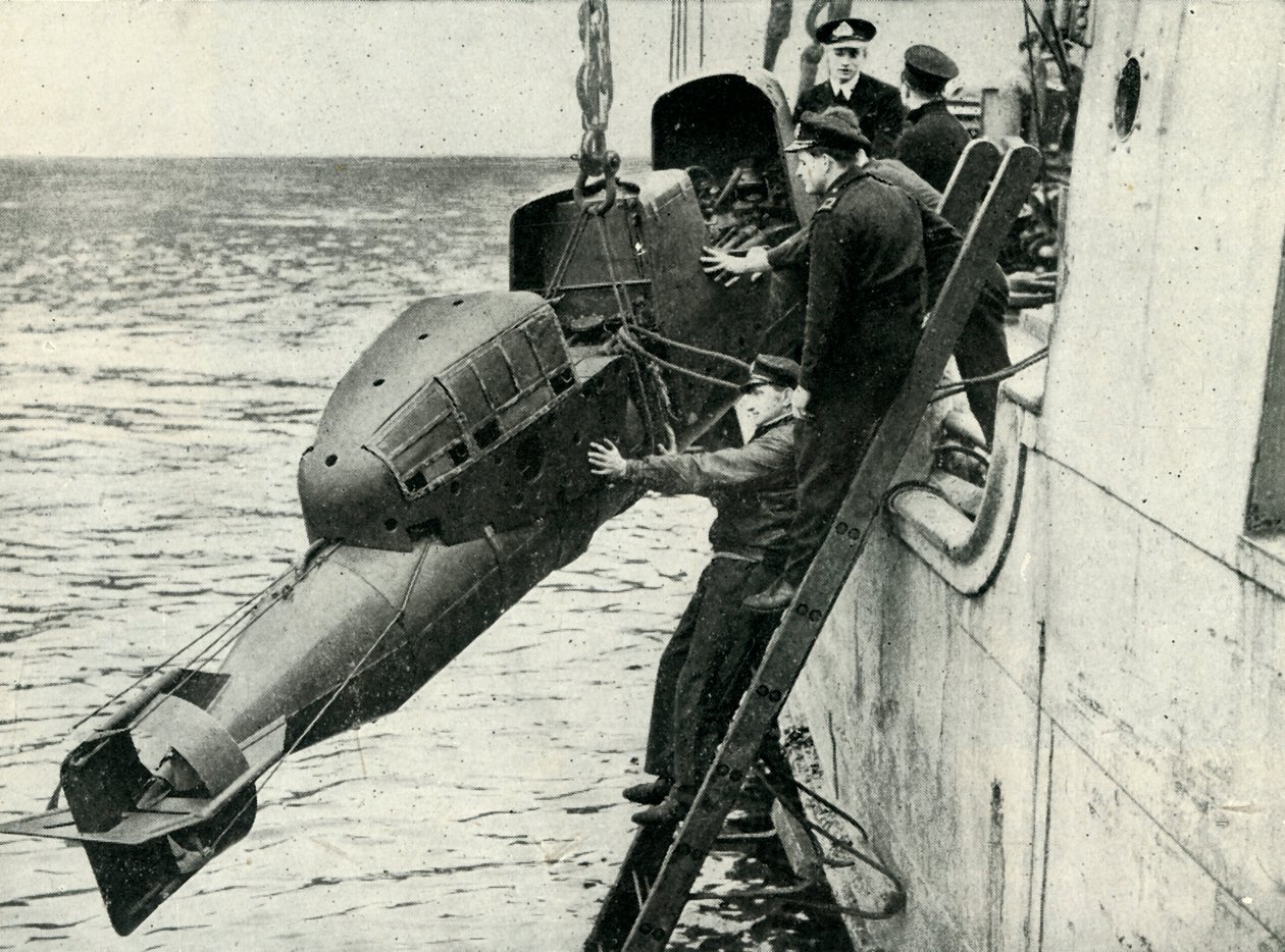 Hissen eines bemannten Torpedos an Bord eines Schiffes, Zweiter Weltkrieg, 1945 von Unbekannt