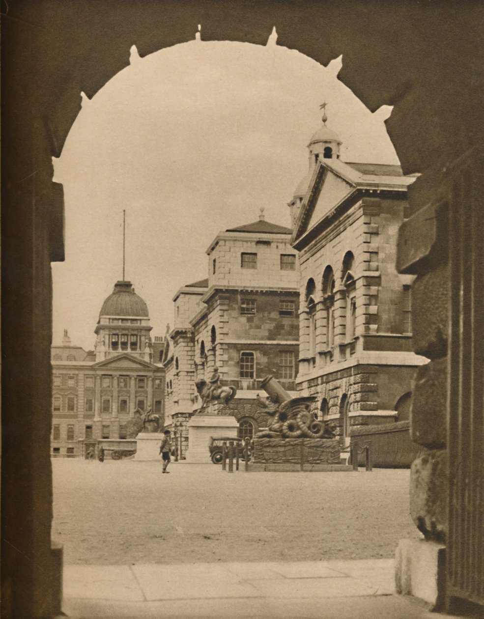 Horse Guards Parade eingerahmt im Torbogen des Treasury Passage, um 1935 von Unbekannt