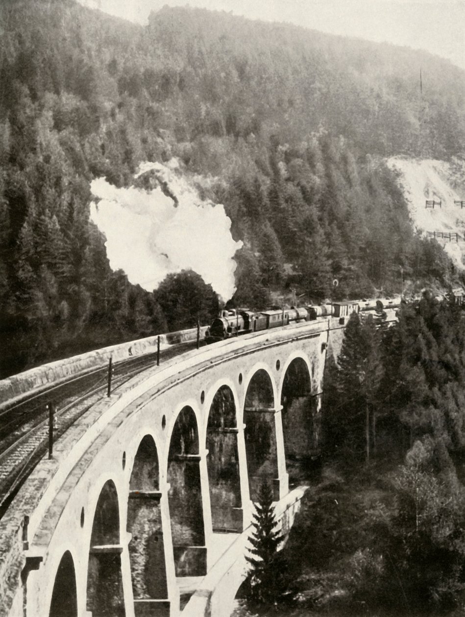 Im Semmering-Tal, Österreich. Ein Güterzug überquert das gebogene Gamperl-Viadukt, 1935-36 von Unbekannt