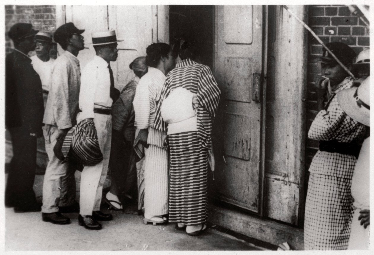 Japanische Menge blickt in den Zeppelin-Hangar, Kasumigaura, Japan, 1929-1933 von Unbekannt