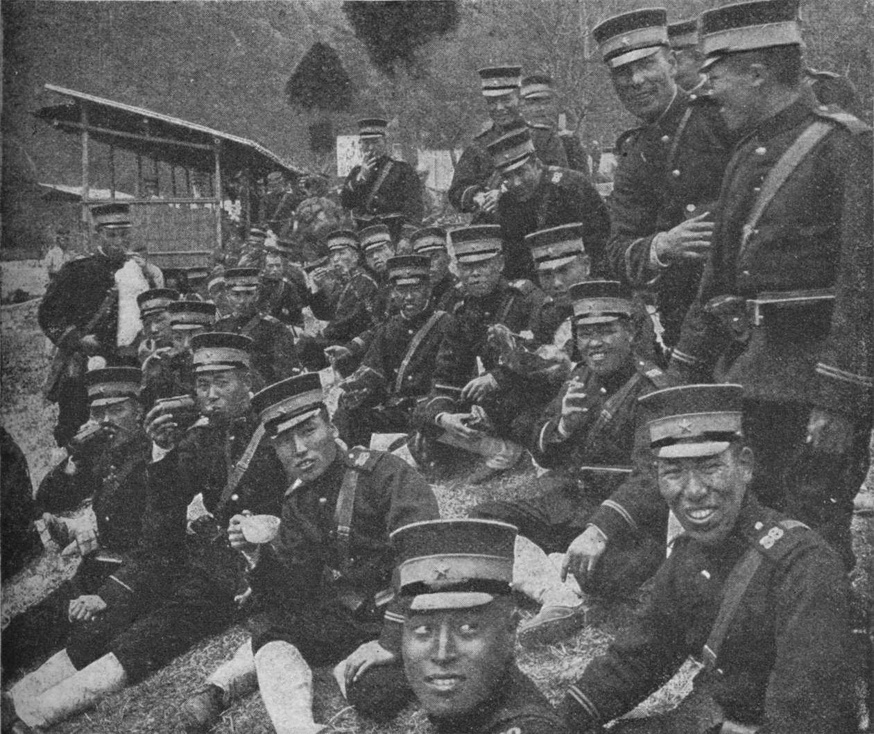 Japanische Soldaten auf dem Weg zur Front: Die Mittagsmahlzeit aus Tee und Reis, 1904-1905, 1907 von Unbekannt