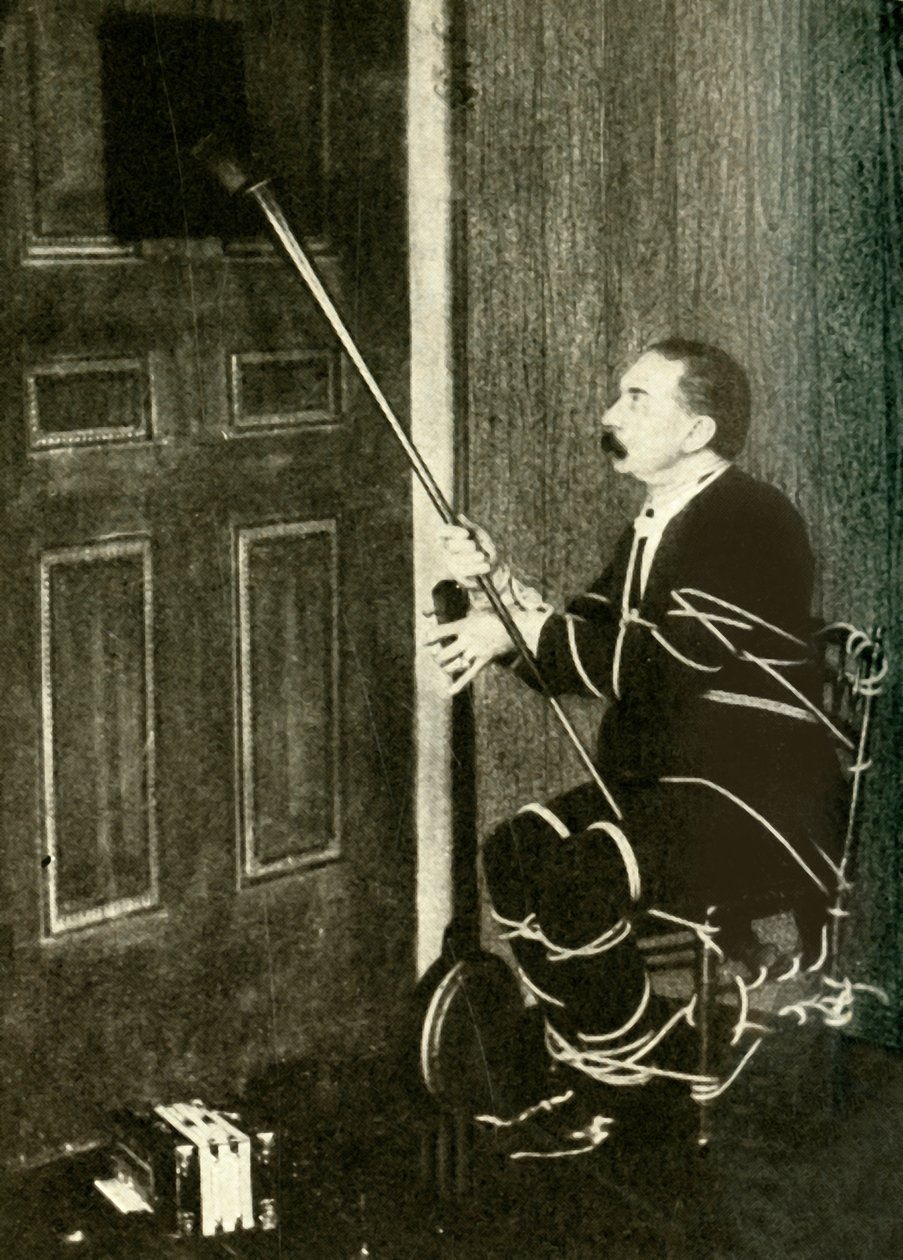 John Nevil Maskelyne führt eine Geisterkabinett-Illusion vor, ca. 1910 von Unbekannt