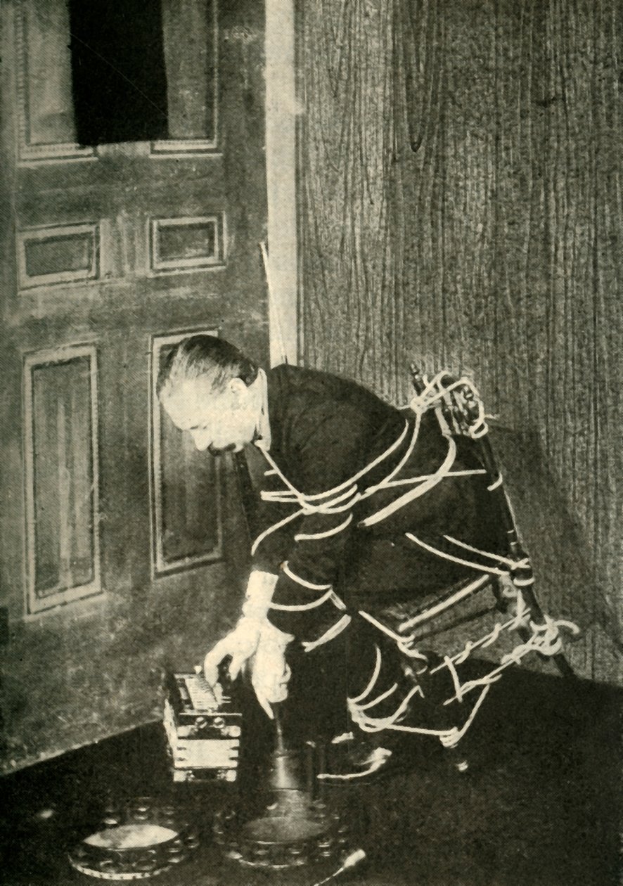 John Nevil Maskelyne führt eine Geisterkabinett-Illusion vor, um 1910 von Unbekannt
