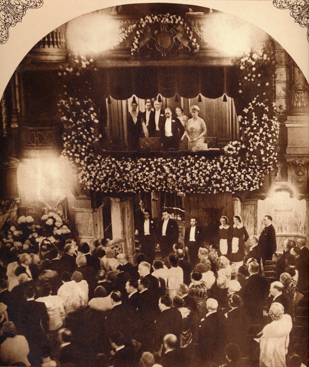 König George V und Königin Mary bei einer Royal Command Variety Performance, 1920er oder 1930er Jahre, 1935 von Unbekannt
