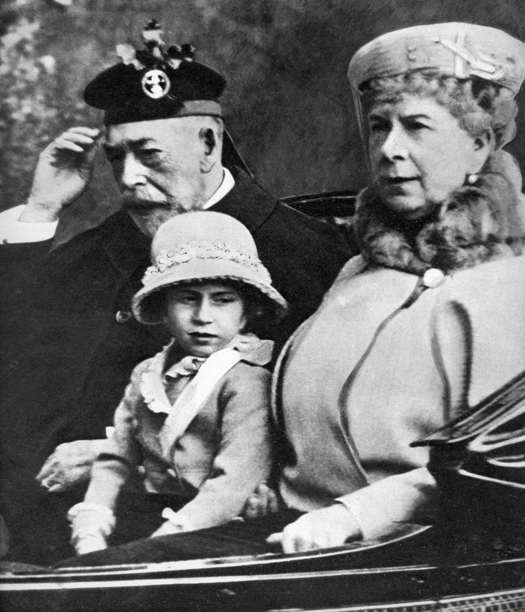 König Georg V. und Königin Mary mit Prinzessin Margaret auf dem Weg zur Kirche, Balmoral, ca. 1930er Jahre von Unbekannt