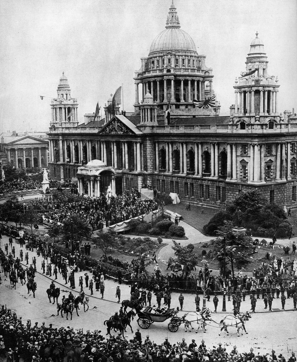 König George V fährt zur Eröffnung des ersten Ulster-Parlaments in Belfast, 1921, 1935 von Unbekannt