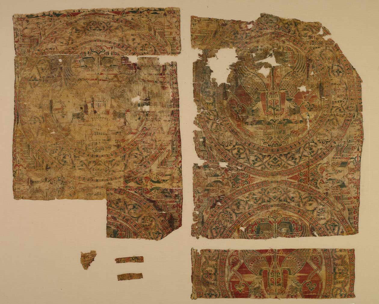 Lampas mit gegenüberliegenden Sphinxen in Rundeln, aus dem Grab von Saint Bernard Calvo, 1200-1243 von Unbekannt