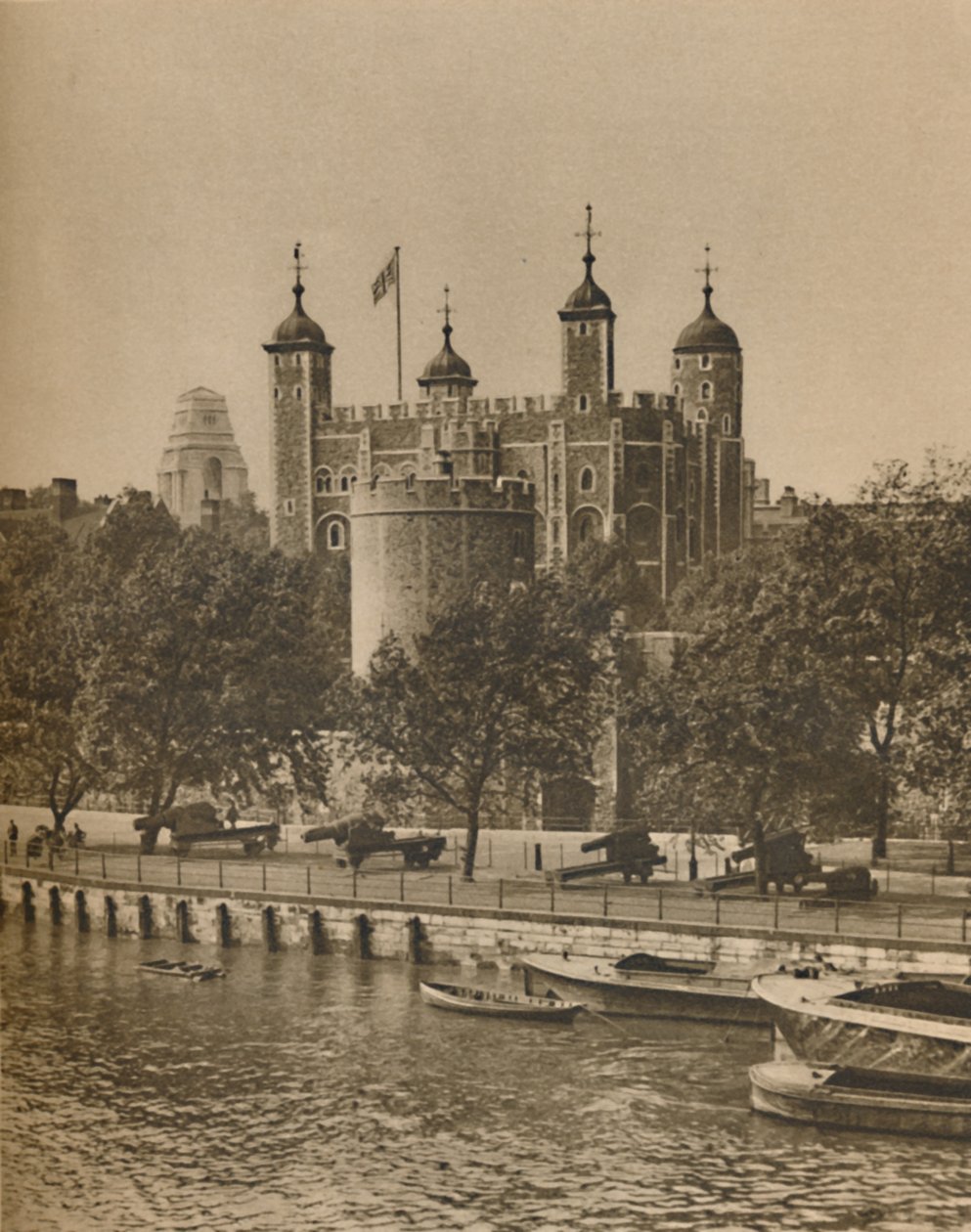 Londons älteste und neueste öffentliche Gebäude von der Tower Bridge, ca. 1935 von Unbekannt