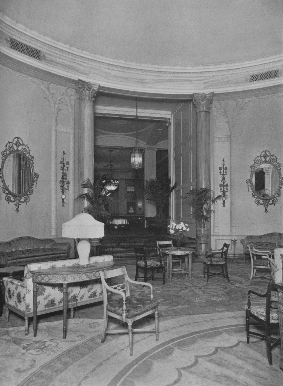 Blick vom Oval Palm Room in den Hauptspeisesaal, Roosevelt Hotel, New York City, 1924 von Unbekannt