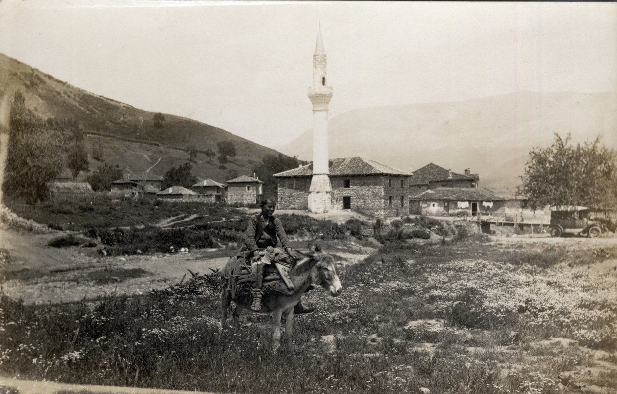 Mazedonien, Griechenland: ein Mann auf einem Esel vor einem Minarett - Postkarte 1914-1918 von Unbekannt