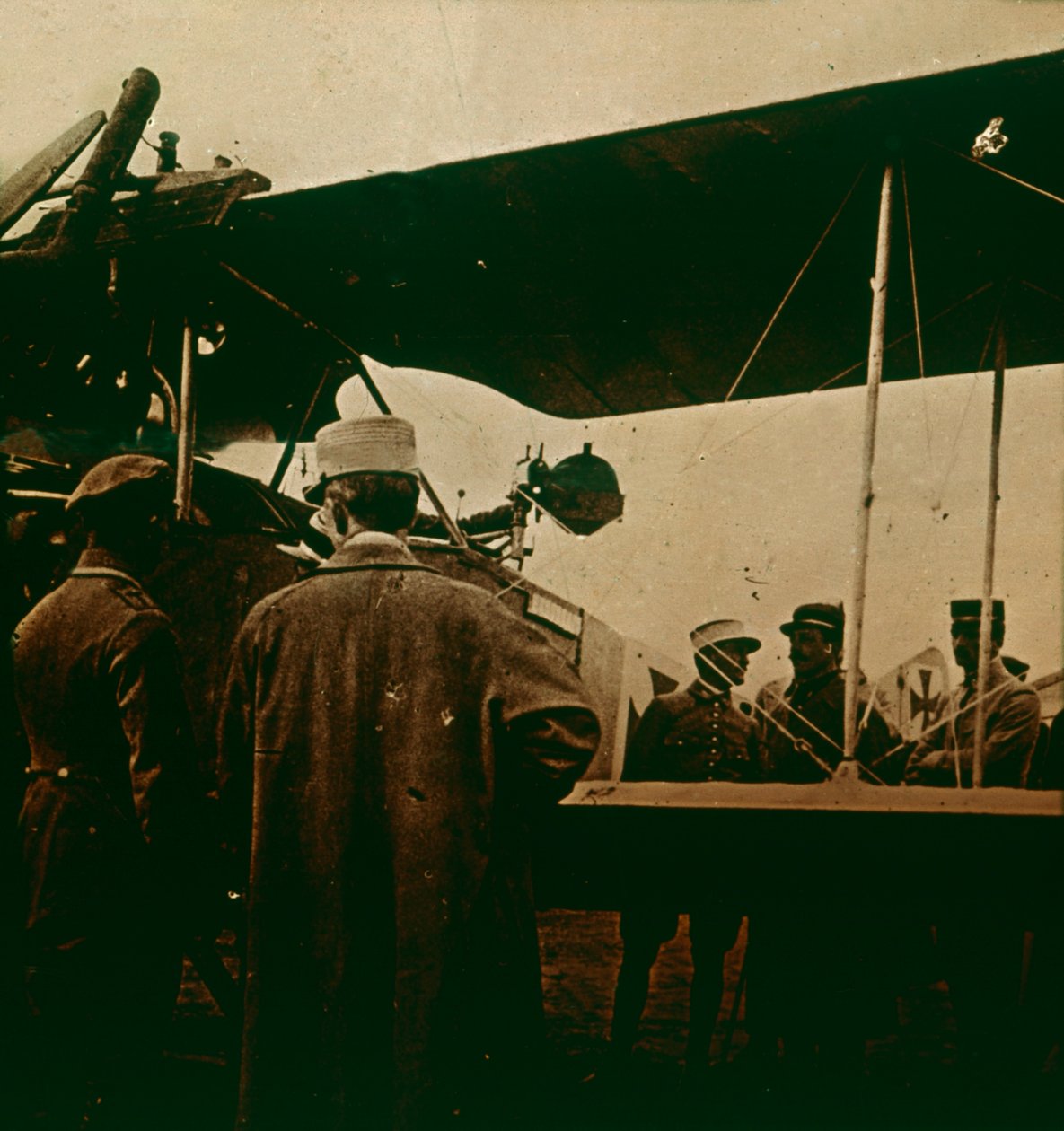 Maschinengewehr auf einem Doppeldecker montiert, Auspuff nach oben, um 1914-1918 von Unbekannt
